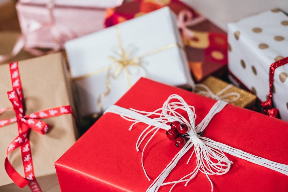 Propozycje prezentów świątecznych: perfumy, książki, gry planszowe i zabawki